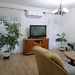 Entire House Floor - 2-bedroom Cozy & Peaceful דירה *