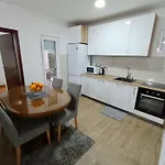 Entire House Floor - 2-bedroom Cozy & Peaceful דירה פודגוריצה
