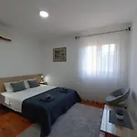 Entire House Floor - 2-bedroom Cozy & Peaceful דירה פודגוריצה