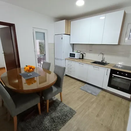 Entire House Floor - 2-bedroom Cozy & Peaceful Daire Podgoriçe