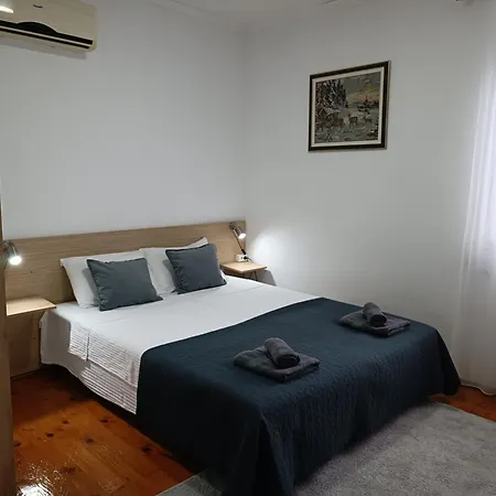 Entire House Floor - 2-bedroom Cozy & Peaceful דירה פודגוריצה