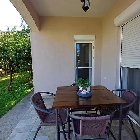 Entire House Floor - 2-bedroom Cozy & Peaceful