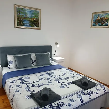 Entire House Floor - 2-bedroom Cozy & Peaceful *