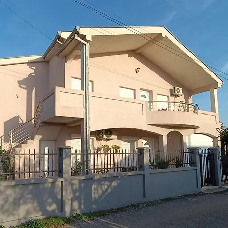 شقة Entire House Floor - 2-bedroom Cozy & Peaceful بودغوريتْسا