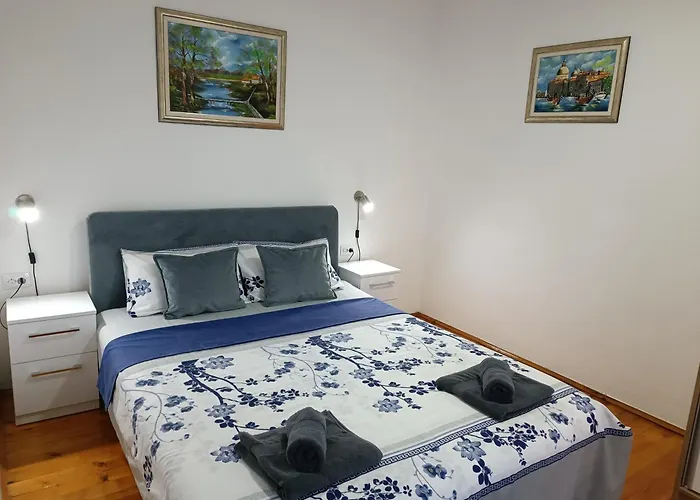 Entire House Floor - 2-bedroom Cozy & Peaceful *