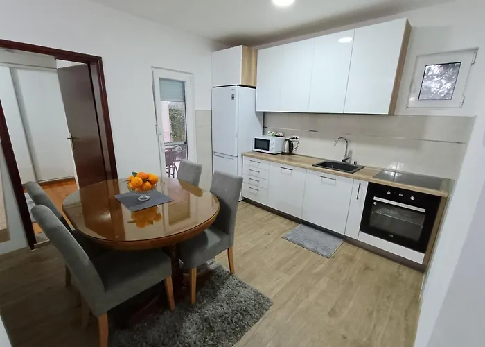 Entire House Floor - 2-bedroom Cozy & Peaceful Apartamento Podgorica