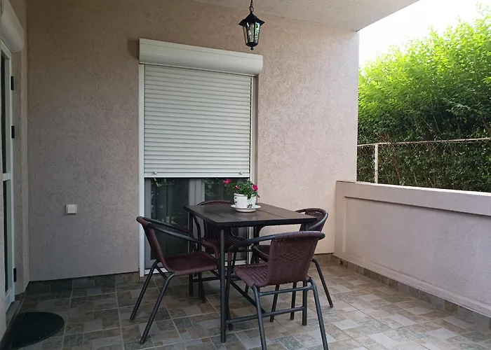 Entire House Floor - 2-bedroom Cozy & Peaceful Daire Podgoriçe