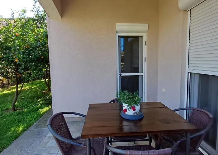 Entire House Floor - 2-bedroom Cozy & Peaceful